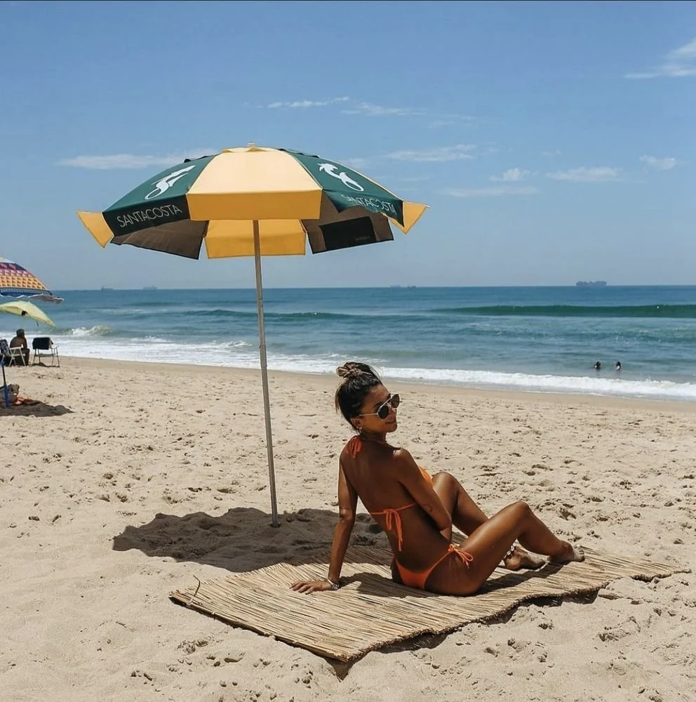 Guarda-sol personalizado Santa Costa, em verde e amarelo, na praia