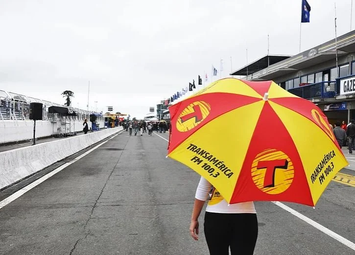 Guarda-chuva personalizado para a Transamérica em um autódromo