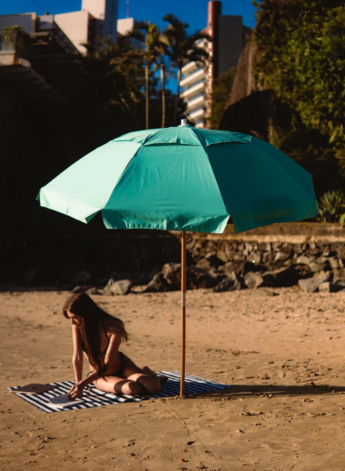 Guarda-sol verde Rive na areia